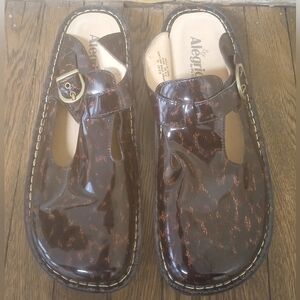 Algeria By PG Lite Brown Patent Leather Slip-On Classic Clogs Women's Size 9